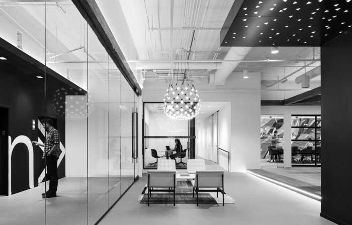 warna monochrome biru di area resepsionis